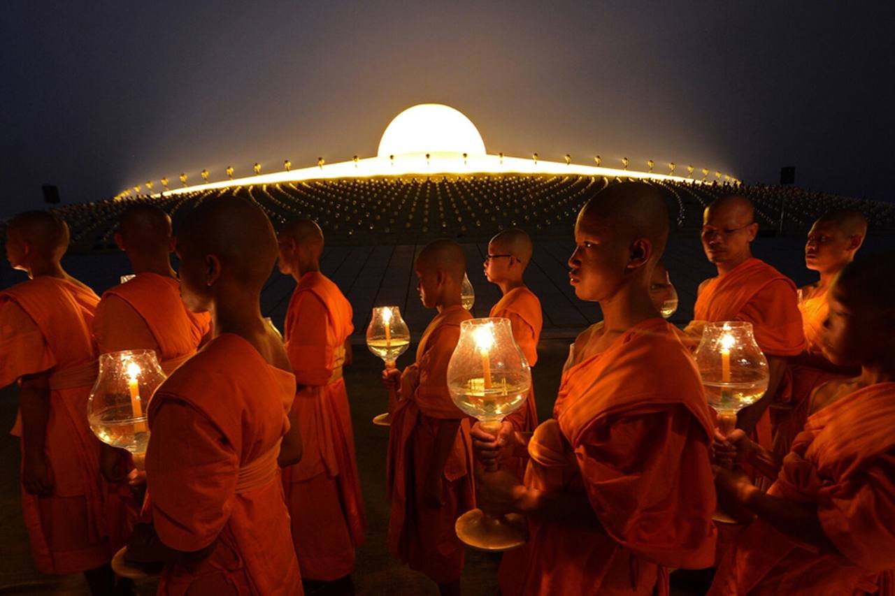حدود صد هزار راهب بودایی در تایلند برای صلح جهانی دعا می کنند.	